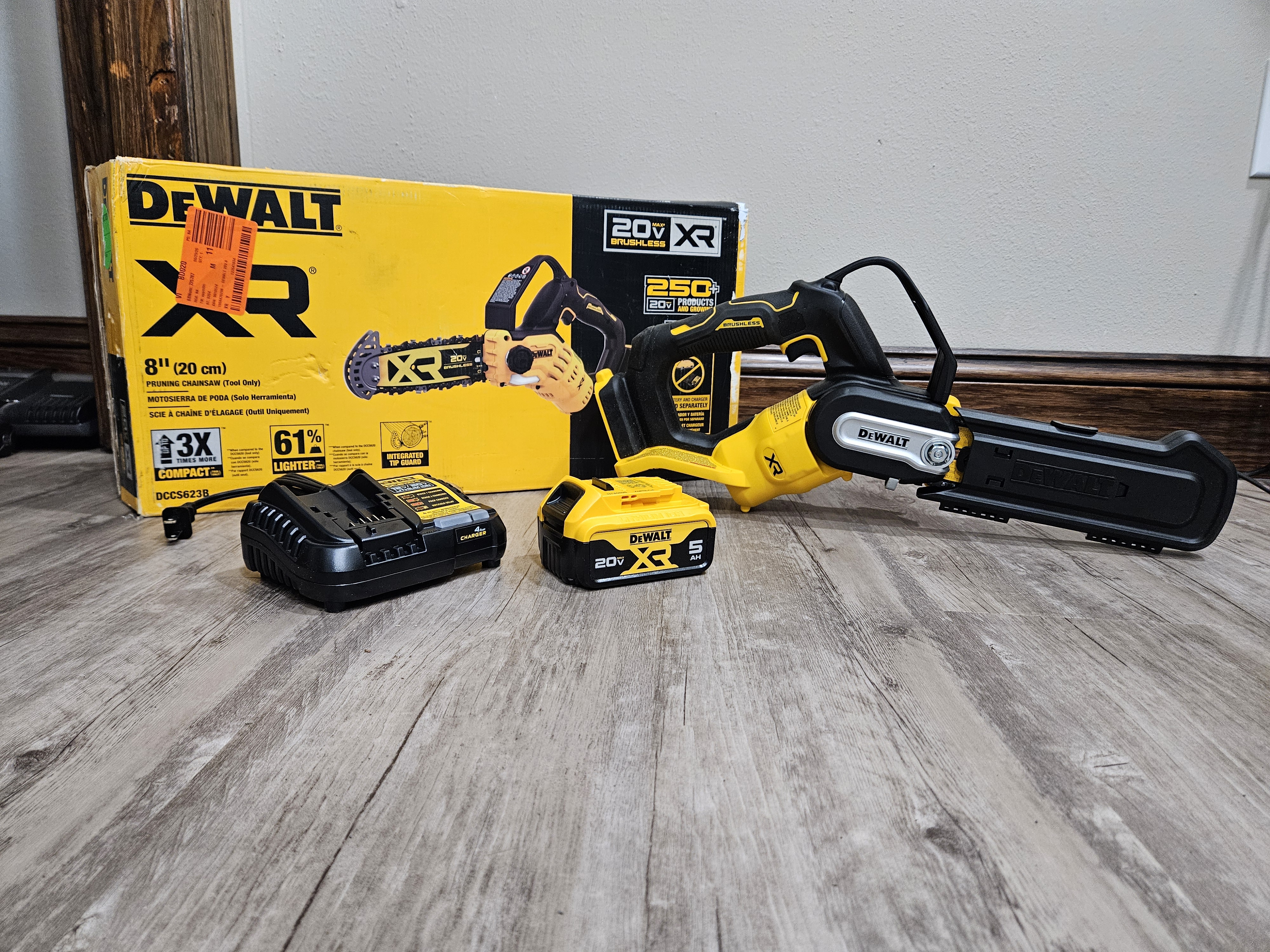 DEWALT XR  20V 8inch pruning saw with battery and charger 